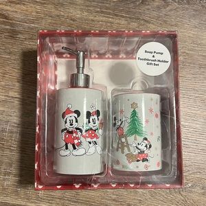 NWT Disney Mickey and Minnie holiday soap and toothbrush holder set